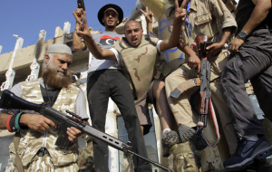 Cae Trípoli y Khadafi al borde de la destitución