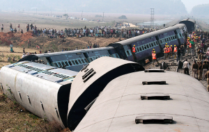 Trágico descarrilamiento de un tren en India