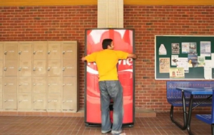Divertida publicidad Abrázame de Coca-Cola